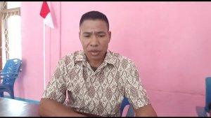Kepala-Desa-Totomala-Marianus-Ngayu-saat-menjelaskan-program-bantuan-ayam.jpg