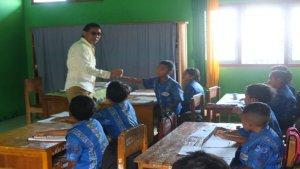 Kepala-Dinas-PPO-Manggarai-Fransiskus-Gero-saat-memantau-pelaksanaan-ujian.jpg