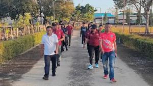Kepala-Lapas-Kelas-III-Hariyadi-Maikameng-bersama-PIPPAS-jalan-sehat-bersamaSabtu-1392025.jpg