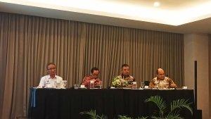 Kepala-OJK-NTT-Japarmen-Manalu-kedua-dari-kiri.jpg