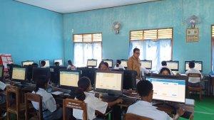 Kepala-SMAN-2-Tasbar-Vincentius-Fernandez-memantau-18-siswa-siswi-dari-SMA-Negeri-2.jpg