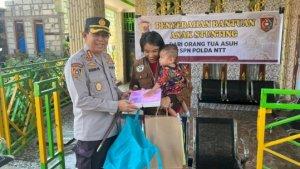Kepala-SPN-Polda-NTT-serahkan-dukungan-orang-tua-asuh-untuk-balita-stunting.jpg