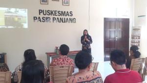 Kepala-UPTD-Puskesmas-Pasir-Panjang-dr-Eka-M-Rahmawati-mempresentasikan-materi.jpg