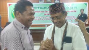 Ketua-Arisan-Tuke-Lakang-Ignas-Jani-menyalami-Agus-Bajo-yang-terpilih-selaku-Ketua-KKBM-Kupang.jpg