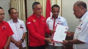 Ketua-DPC-PDI-P-Sikka-Fransiskus-Roberto-Diogo-mendaftarkan-diri-sebagai-bacabup-di-Partai-Perindo.jpg