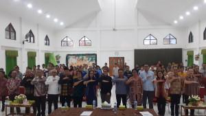 Ketua-FKUP-NTT-dan-Plt-Kaban-Kesbangpol-dengan-seluruh-peserta-kegiatan-Rawat-Kerukuna.jpg