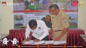 Ketua-KPU-Kabupaten-Malaka-Yuventus-Adrianus-Bere-melalukan-penandatanganan-berita-acara.jpg