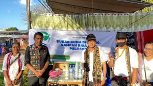 Ketua-RW-4-Kelurahan-Fatufeto-dan-Camat-Alak-bersama-warga-di-booth.jpg