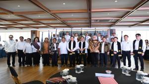 Ketua-Umum-Presidium-PNI-Dr-Jan-Samuel-Maringka-foto-bersama-pengurus-PNI-NTT.jpg