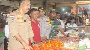 Khristofel-Praing-bersama-Tim-Satgas-Pangan-memantau-harga.jpg