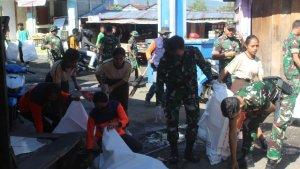 Kodim-Manggarai-bersihkan-sampah-di-Pasar-Ruteng.jpg