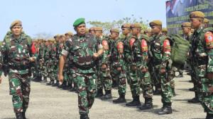 Komandan-Korem-161Wirasakti-Brigjen-TNI-Hendro-Cahyono-periksa-pasukan.jpg