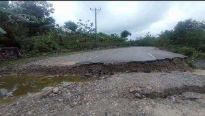 Kondisi-jalan-Sabuk-Merah-yang-putus-di-Desa-Alas-Selatan-Kecamatan-Kobalima-Timur.jpg