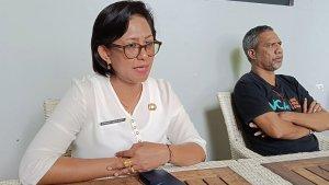 Koordinator-Pokja-Perubahan-Iklim-Sherley-Wila-Huky-bersama-Direktur-Bengkel-Advokasi.jpg