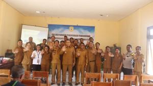 Krisman-B-Riwu-Kore-pose-bersama-jajaran-Pemerintah-Kabupaten-Sabu.jpg