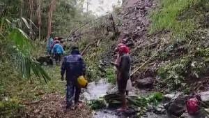 LONGSOR-Akses-terputus-di-Jalur-Tada-Wae-Bela-Kecamatan-Jerebuu-Selasa-09092025.jpg