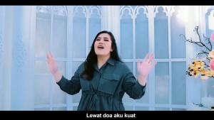 Lagu-rohani-Kristen-Lewat-Doa-Ia-Hadir-yang-dibawakan-Regina-Pangkerego.jpg