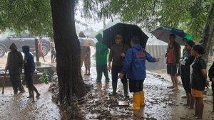 Linus-Lusi-mengunjungi-rumah-warga-yang-terdampak-banjir.jpg