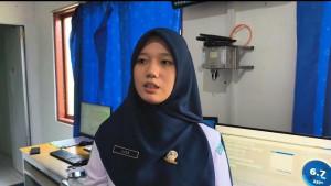 Liza-Fbrizky-Prakirawan-BMKG-Frans-Seda-Maumere-sedang-memantau.jpg