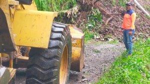 Loder-milik-BPBD-sedang-mengevakuasi-material-longsor.jpg