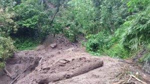Longsor-putuskan-akses-jalan-Sinawair-Hewokloang.jpg