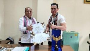 Lurah-Nunbaun-Sabu-Rongsly-Aldi-Foeh-SH-kanan-berpose-bersama-Asisten-III-Sekda-Kota-Kupang.jpg