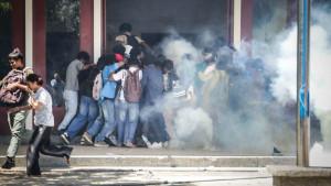 Mahasiswa-berlarian-dari-gas-air-mata-di-Universitas-Nasional-Timor-Leste-Dili.jpg