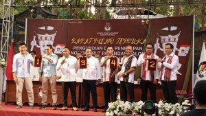 Masing-masing-pasangan-calon-Bupati-dan-Wakil-Bupati-Belu-memegang-nomor-urut.jpg