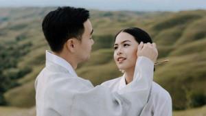 Maudy-Ayunda-dan-Jesse-Cho-di-Bukit-Wairinding-Sumba-Timur-Nuas-Tenggara-Timur.jpg