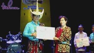 Menteri-Desa-PDTT-Abdul-Halim-Iskandar-menyerahkan-secara-simbolis-kepada-Bupati-Rote-Ndao.jpg