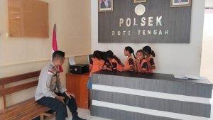 Momen-anak-anak-SD-bermain-di-Mako-Polsek-Rote-Tengah.jpg