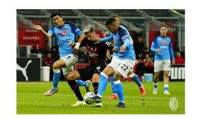 Momen-perebutan-bola-antara-pemain-AC-Milan-dan-Napoli.jpg