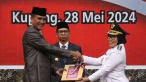 Momen-serah-terima-usai-pelantikan-Penjabat-Bupati-Flores-Timur.jpg
