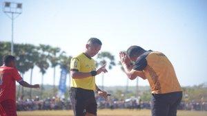 Momen-wasit-menegur-salah-satu-pelatih-di-pertandingan-El-Tari-Memorial-Cup-Rote-Ndao.jpg