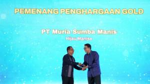 Muria-Sumba-Manis-terima-penghargaan.jpg
