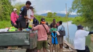 Nakes-di-Puskesmas-Yamor-diungsikan-melalui-jalur-laut-menuju-kota-Kaimana.jpg