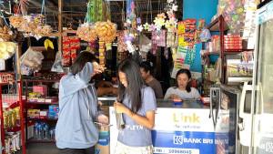 Nasabah-sedang-melakukan-transaksi-di-agen-BRILink.jpg