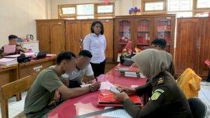 PPA-Polresta-Kupang-Kota-menyerahkan-tersangka-KDRT-dan-bukti-ke-Kejari-Kota-Kupang.jpg
