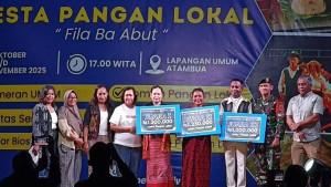 Panitia-menyerahkan-hadiah-kepada-para-pemenang-lomba.jpg