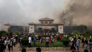 Para-demonstran-berkumpul-saat-asap-mengepul-dari-kompleks-Parlemen-Nepal.jpg