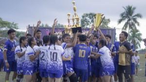 Para-pemain-bola-kaki-dan-vola-voli-SMK-Tiara-Nusa-Borong-sedang-merayakan.jpg