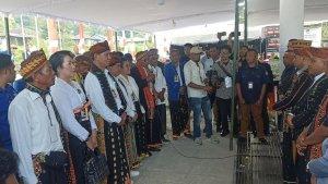 Pasangan-Maksi-Ronald-saat-daftar-di-KPU-Manggarai.jpg