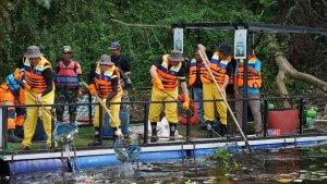 Pegawai-PLN-bersama-komunitas-bersihkan-Waduk-Saguling.jpg