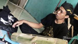 Pegiat-seni-asal-Bogor-Hendri-Heriyana-tengah-memainkan-alat-musik-tradisional-khas-Jawa.jpg