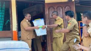 Pelaksana-tugas-Plt-Kepala-BPBD-NTT-Samuel-Halundaka-kiri-saat-menyerahkan.jpg