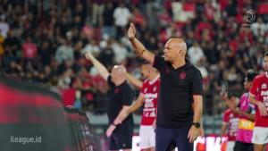 Pelatih-Bali-United-Johnny-Jansen-saat-laga-Bali-United-melawan-Persik.jpg