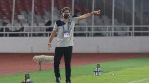 Pelatih-Bali-United-Stefano-Cugurra-ketika-memberikan-instruksi.jpg