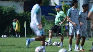 Pelatih-Bojan-Hodak-mengawasi-pemainnya.jpg