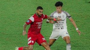 Pemain-Persis-Solo-dan-pemain-Bali-United-berebutan-bola.jpg