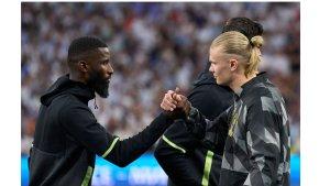 Pemain-Real-Madrid-Antonio-Rudiger-kiri-berjabatan-tangan.jpg